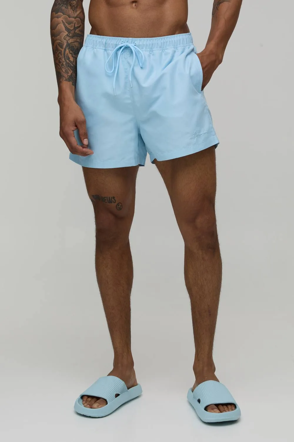 Herren Kurze BM Autograph Badeshorts Light Blue Größe Small - boohooMAN - FashionsVida