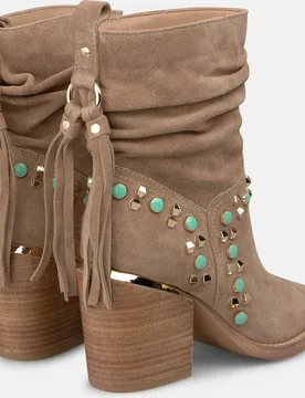 Botines básicos de mujer en ante con pedrería y tachas metálicas - Alma en Pena - FashionsVida
