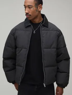 Herren Normal Geschnittene Gewebte Steppjacke Mit Kontrastkragen Charcoal Größe Small - boohooMAN - FashionsVida