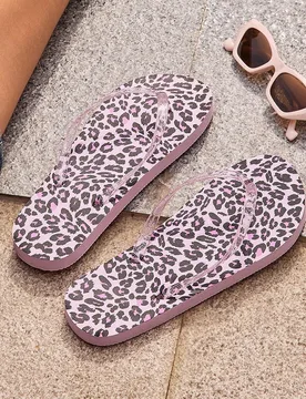 Sandalias tipo tanga de mujer de moda rosa claro con estampado de leopardo sexy, transparentes con brillo, zapatillas de playa, resort, hogar, zapatos - Shein - FashionsVida