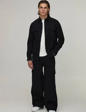 Herren Reguläres Hemd & Gerade Geschnittene Cargohose Set Black Größe Large - boohooMAN - FashionsVida