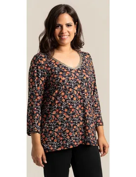 Camiseta estampada con fantasia en escote - October - FashionsVida