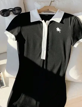 Mono de cuello alto blanco y negro para mujer, con pequeño logo de caballo, estilo universitario, casual, verano, tenis, estilo vintage Y2K Coconut G - Shein - FashionsVida