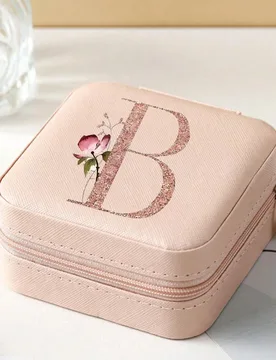 Pieza Caja de joyería con letra del alfabeto en color rosa, elegante caja de almacenamiento de joyería con compartimentos múltiples con estampado d - Shein - FashionsVida