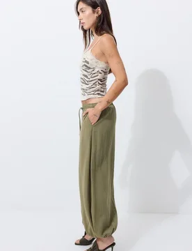 Fließende Pumphose Khaki S - Stradivarius - FashionsVida