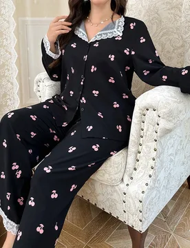 Conjunto de pijama de top con cuello con volantes y pantalones estampado con flores de cerezo en color rosa y bloques de color para mujer talla grande - Shein - FashionsVida