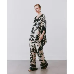 Conjunto de mujer dos piezas con estampado zócalo en pantalón