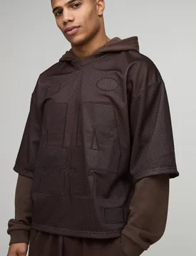 Herren Oversized Boxy Varsity Applikation Fake-Layer Mesh Hockey Top Hoodie Sweatshirt Brown Größe Small - boohooMAN - FashionsVida