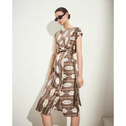 Vestido sin mangas con cuello caja y nudo lateral