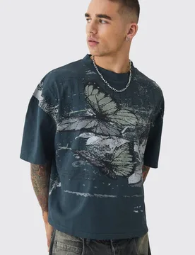 Herren Oversized Boxy Schmetterlings-Print Gewaschenes Raw Edge T-Shirt Grey Größe Small - boohooMAN - FashionsVida