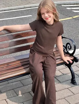 Conjunto de 2 piezas para niñas jóvenes con top de cuello alto ajustado de punto texturizado en color café con pliegues laterales y pantalón de pi - Shein - FashionsVida