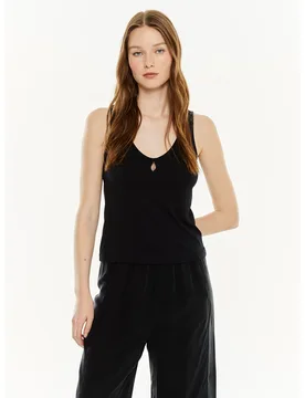 Top de mujer de tirantes con frunce en el pecho - System Action - FashionsVida