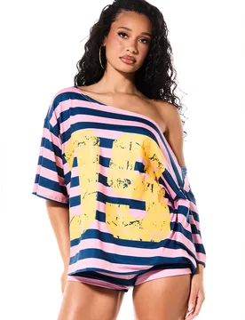 Camiseta oversize de un solo hombro a rayas con estampado de número universitario desgastado, manga corta, top casual de verano S - Shein - FashionsVida