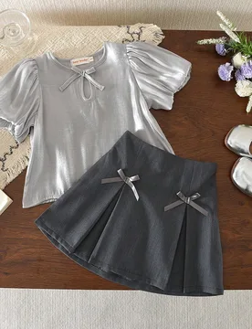 Set de 2 piezas de conjunto casual de verano, camiseta de manga abullonada de seda gris brillante combinada con falda mini plisada - Shein - FashionsVida