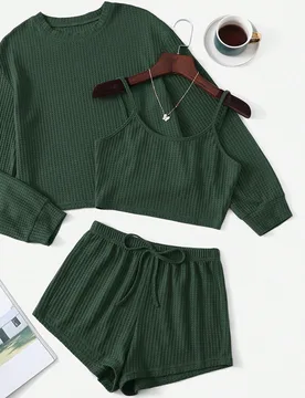 Conjunto de pijama con camiseta de hombros caídos, top tipo cami y shorts S - Shein - FashionsVida