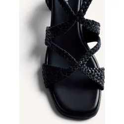 Sandalias de tacón de mujer de piel trenzada a mano