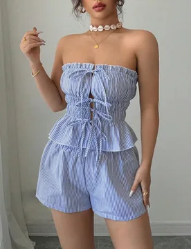 Set de 2 piezas de vacaciones de verano: Top corto con volantes en el bajo, sin tirantes y con lazo delantero en rayas azules + Shorts de cintura elá - Shein - FashionsVida