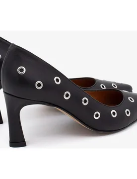 Zapatos de salón de mujer de piel con tachuelas, Adriene - Ángel Alarcón - FashionsVida