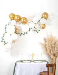 Teiliges Ballonbogen-Set Weiß + Gold mit Eukalyptus-Zweigen