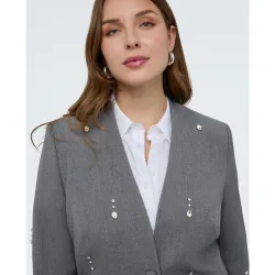 Blazer de mujer con detalles brillantes embellecida con elegantes aplicaciones