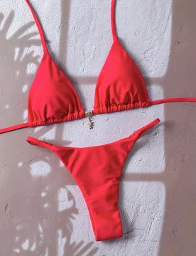 Conjunto de bikini con colgante metálico unicolor estilo halter para mujer, traje de baño sexy tipo tanga XS - Shein - FashionsVida