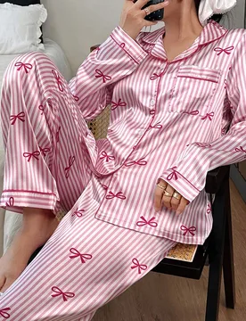 Conjunto de pijama de mujer de manga larga de satén rosa casual con pantalón largo a rayas y con estampado de moño. Ropa de casa, conjunto de pijam - Shein - FashionsVida
