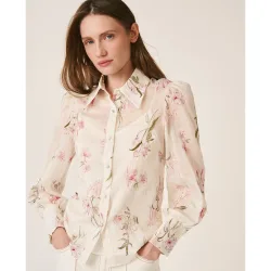 Camisa de mujer en batista con bordado floral y cierre frontal con botonadura