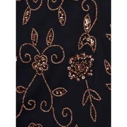 Vestido de manga corta con ornamentos de pedrería