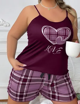 Conjunto de camiseta y pantalón corto de dormir con estampado de corazón y cuadros para tallas grandes - Shein - FashionsVida