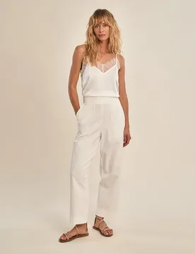 Pantalón de mujer tobillero detalle pinzas - Molly Bracken - FashionsVida