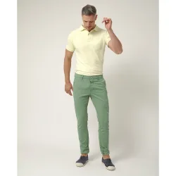 Pantalón chino de hombre, en tejido de sarga