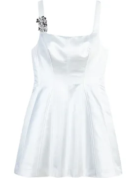 Vestido corto de satén con broche floral de perlas y cristales - Maje - FashionsVida