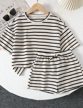 Conjunto de top de manga corta holgado de punto de unicolor y shorts, conjunto casual de verano a rayas azul y blanco para niña preadolescente - Shein - FashionsVida