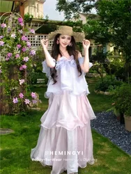 This is a three-dimensional ruffled and lustrous dress with an ethereal atmosphere