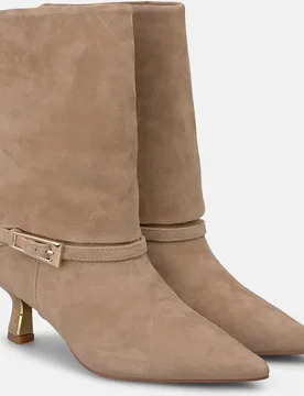 Botines básicos de mujer en ante con hebilla y tacón mini - Alma en Pena - FashionsVida