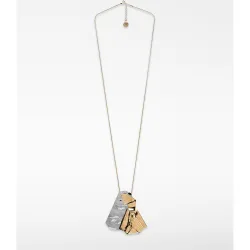 Collar de pieza metálica con pliegues