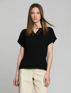 Camiseta de mujer cuello pico con fornitura - Escorpion - FashionsVida