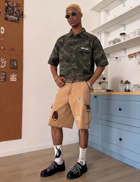 Camisa de manga corta de mezclilla con bordado de camuflaje, estilo casual de calle, verde oliva, oversized para hombres grandes, verano, playa 5XL - Shein - FashionsVida