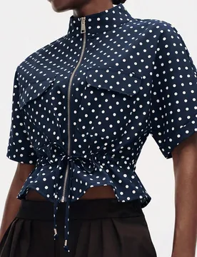 Top de manga corta con bolsillos cargo, con dos bolsillos simétricos, cintura ceñida, diseño limpio y nítido. Azul marino con lunares para brunch, - Shein - FashionsVida