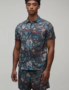 Herren Drachenprint Hemd & Shorts Set In Regulärer Passform Khaki Größe Small - boohooMAN - FashionsVida