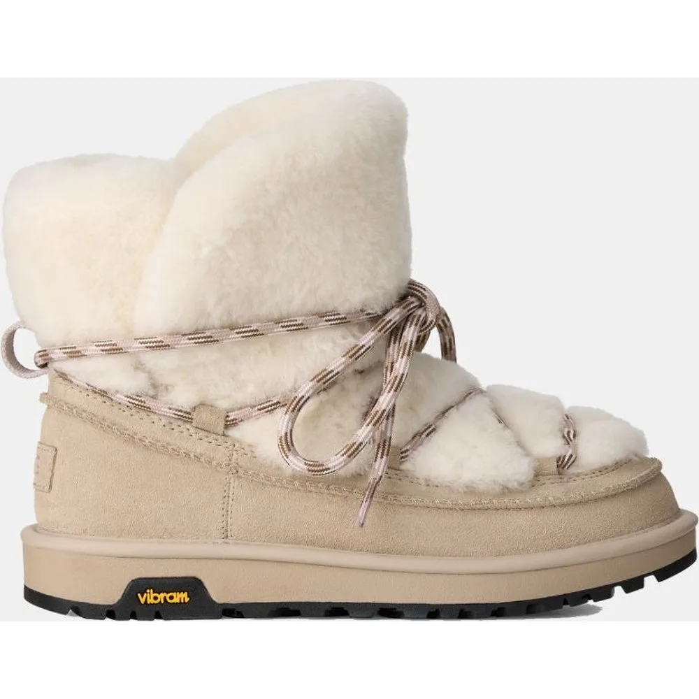 Botín plano classic tread fluffed boot de mujer - Ugg - FashionsVida
