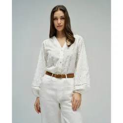 Blusa con bordados de mujer