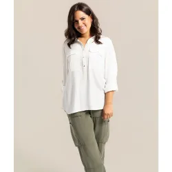 Blusa blanca con bolsillos delanteros