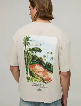 Herren Übergroßes Kastenförmiges Herren-Schrift-Tennisplatz-Druck-Oberteil Stone Größe XL - boohooMAN - FashionsVida