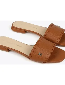 Sandalias planas de mujer tipo pala con logo - Lola Casademunt - FashionsVida