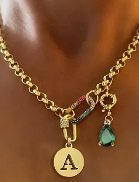 Pieza Collar de letra A-Z de lujo dorado, hebilla ovalada única y cadena de letra con diamante verde, acero inoxidable, para decoración diaria de tr - Shein - FashionsVida