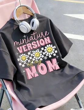 Camiseta con estampado de caricatura "VERSIÓN EN MINIATURA DE MI MAMÁ" para niña preadolescente, adecuada para uso diario, combinación madre-hija - Shein - FashionsVida