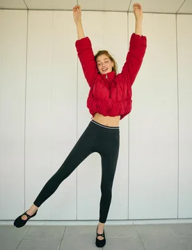 Wattierte Jacke mit Stehkragen und Raffungen Dunkelrot M - Stradivarius - FashionsVida