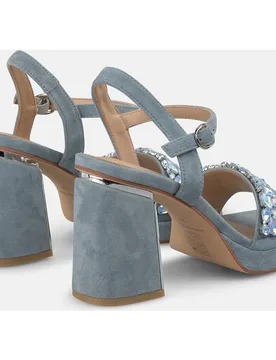 Sandalias de tacón de mujer en piel efecto jean con tira delantera con detalle pedreria - Alma en Pena - FashionsVida
