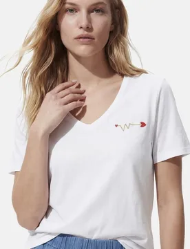 Camiseta de mujer con escote de pico - Pieces - FashionsVida